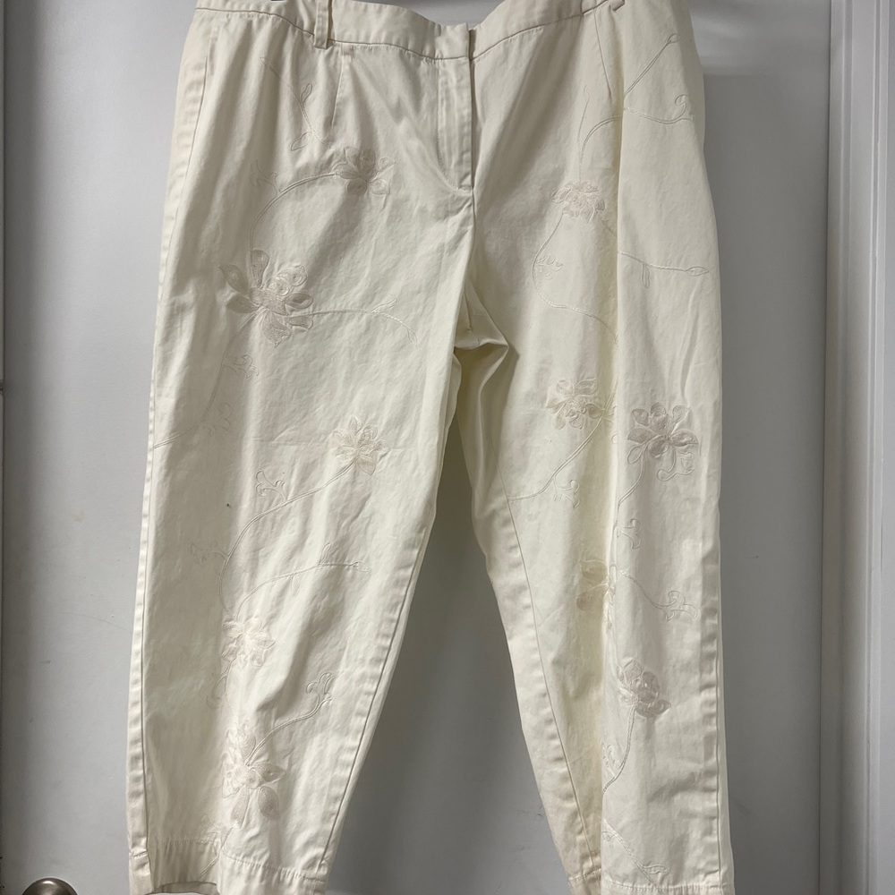 Talbots Heritage white Capri, size 20W. With embroidery
